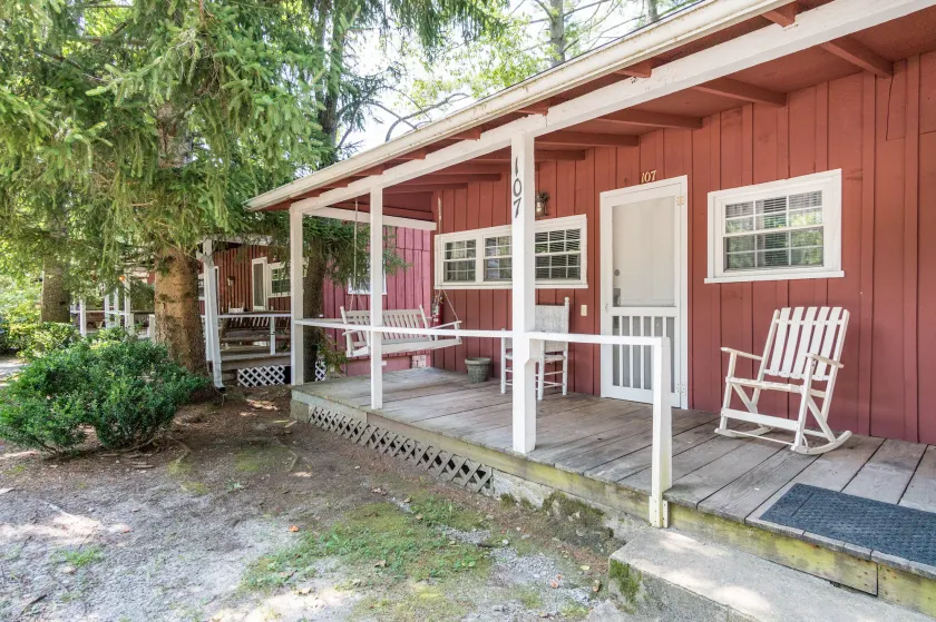 Highland Lake Inn & Resort - Flat Rock - Image 1