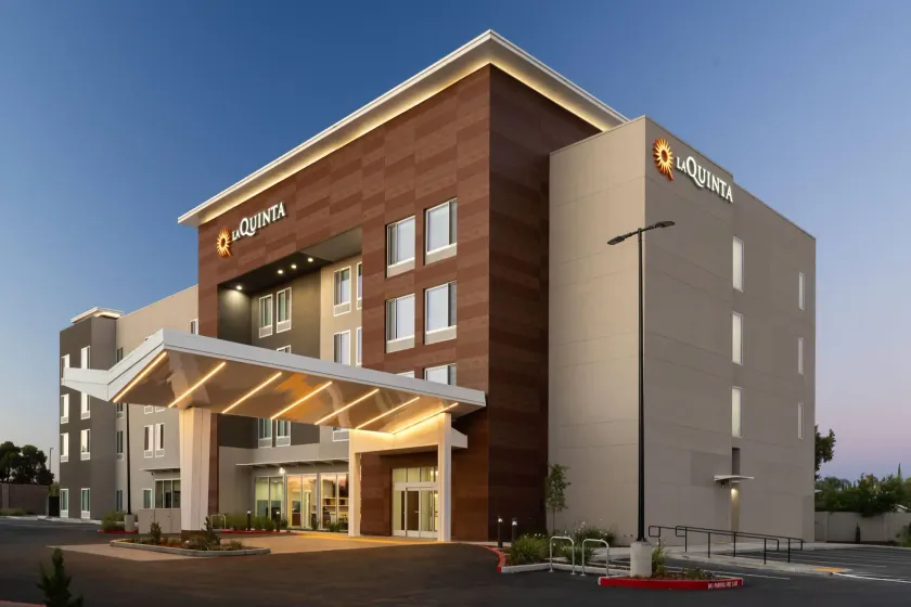 La Quinta Inn & Suites by Wyndham Tracy - Image 1