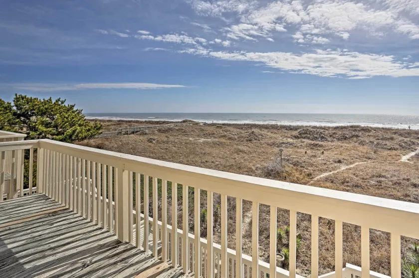Family-Friendly Vacation Home: Steps to Beach! - Image 1