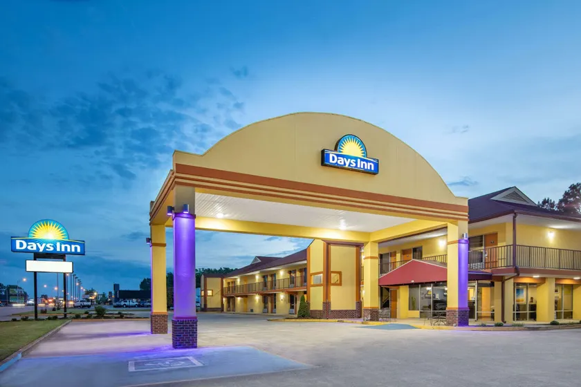 Days Inn by Wyndham Muscle Shoals - Image 1