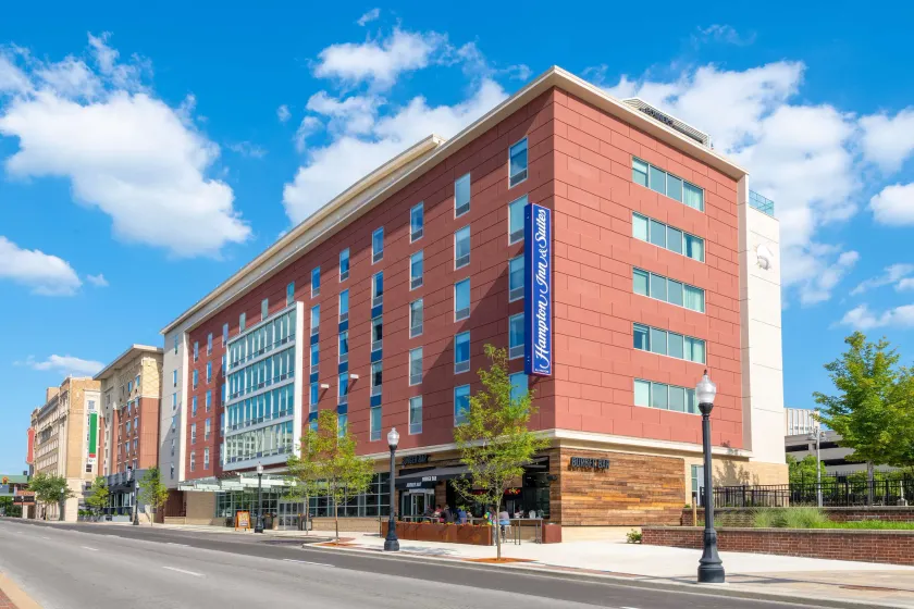 Hampton Inn & Suites Fort Wayne Downtown - Image 1