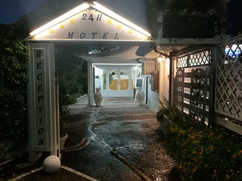 Motel 24h - Image 1