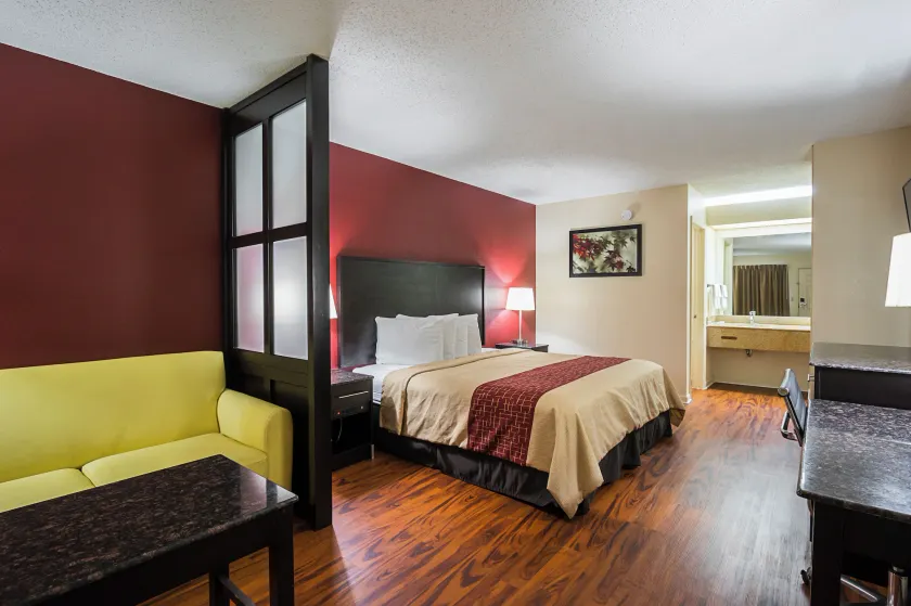 Red Roof Inn & Suites Scottsboro - Image 1