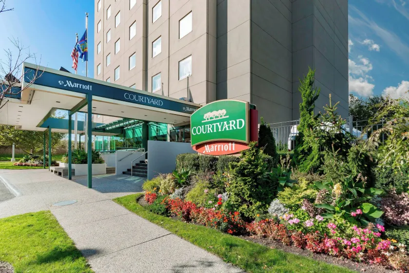 Courtyard by Marriott New York JFK Airport - Image 1