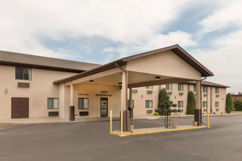 Baymont by Wyndham Hot Springs - Image 1
