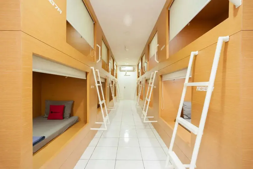 RedDoorz Hostel near Taman Puring - Image 1