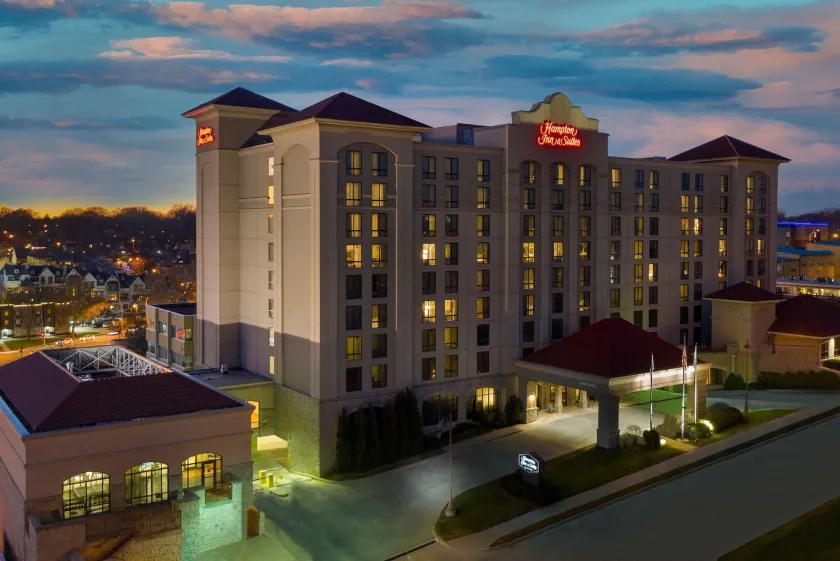 Hampton Inn & Suites Kansas City-Country Club Plaza - Image 1