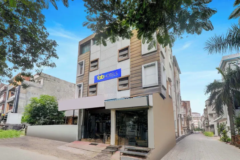Hotel Travellers Inn -Kathauta Chowk Gomti Nagar - Image 1