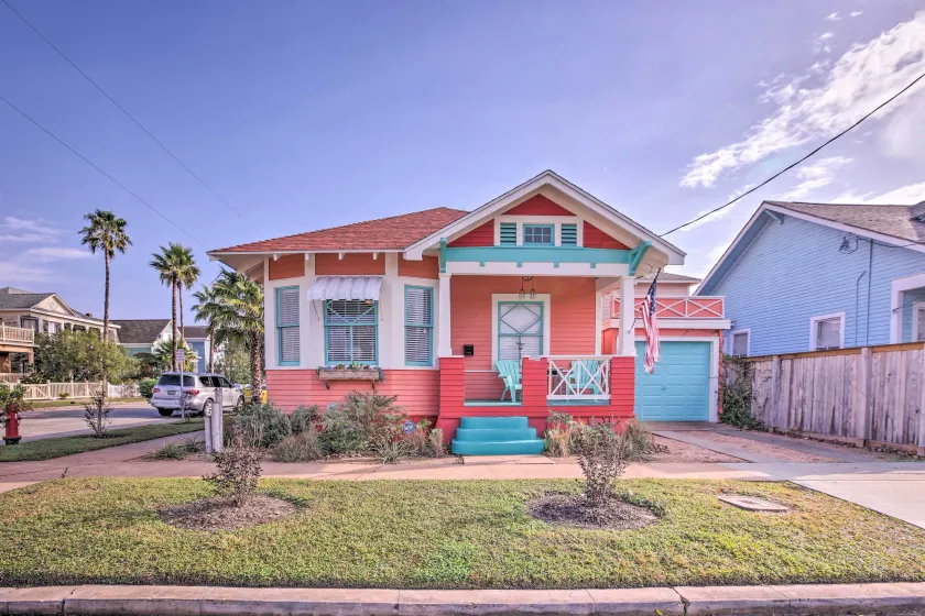 Walk to Pleasure Pier! 'Rose's Beach House' - Image 1