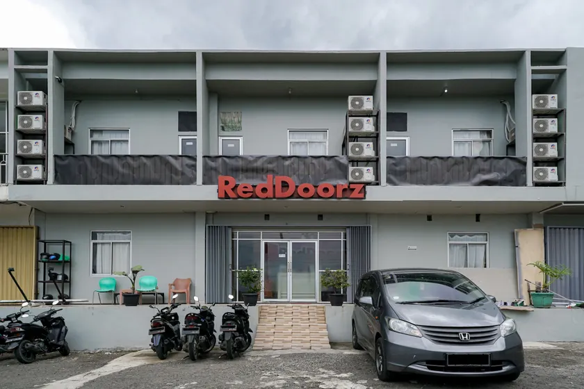 RedDoorz near Exit Toll Sirkuit Sentul - Image 1