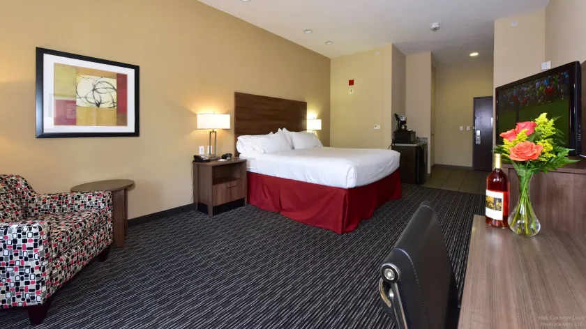 Holiday Inn Express & Suites Fredericksburg By IHG - Room
