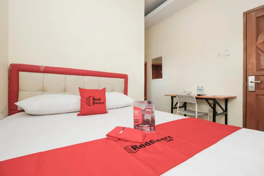 RedDoorz Plus @ Jalan Pemuda Jakarta - Image 1