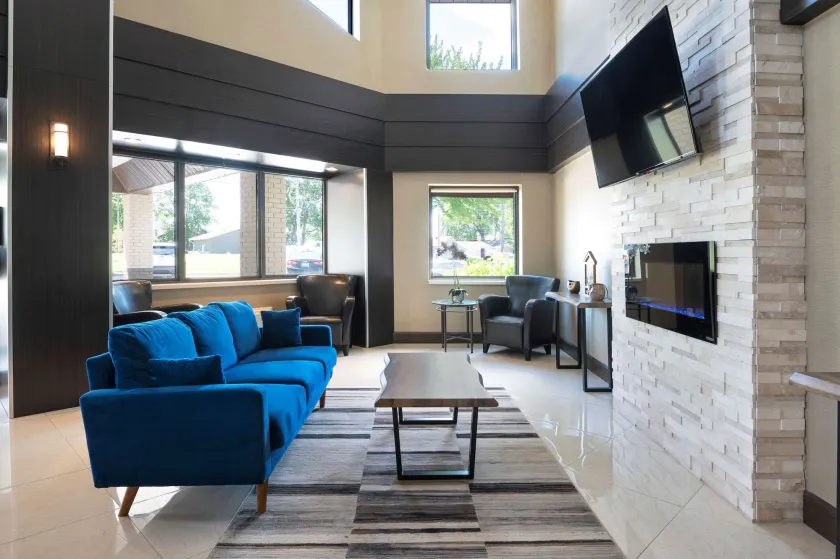 Comfort Inn Lakeshore - Image 1