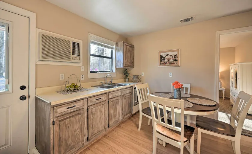 Pet-Friendly 'Shady Oaks' Broken Bow Gem w/ Patio! - Innenbereich