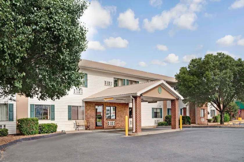 Super 8 by Wyndham West Memphis - Image 1