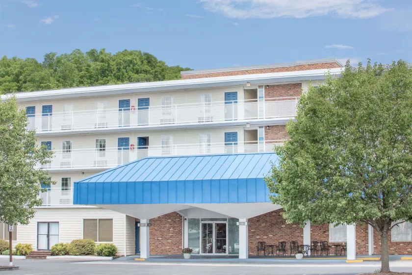 Howard Johnson by Wyndham Staunton - Image 1