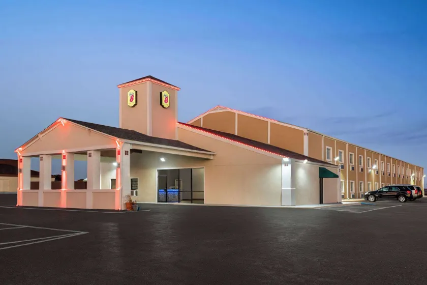 Super 8 by Wyndham Gainesville TX - Image 1