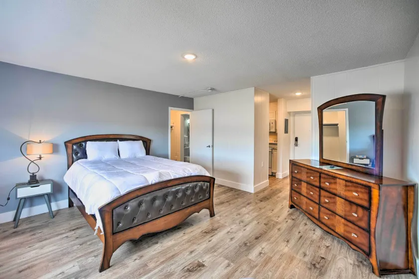 Ideally Located Studio w/ Off-Street Parking! - Image 1