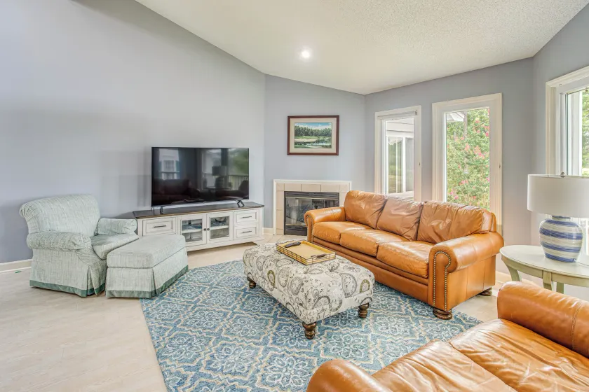 Marina & Pool: Roomy Golf-view Home in Southport - Innenbereich