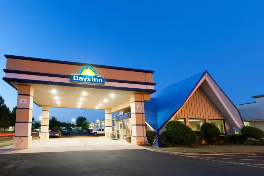 Days Inn by Wyndham Norman - Image 1