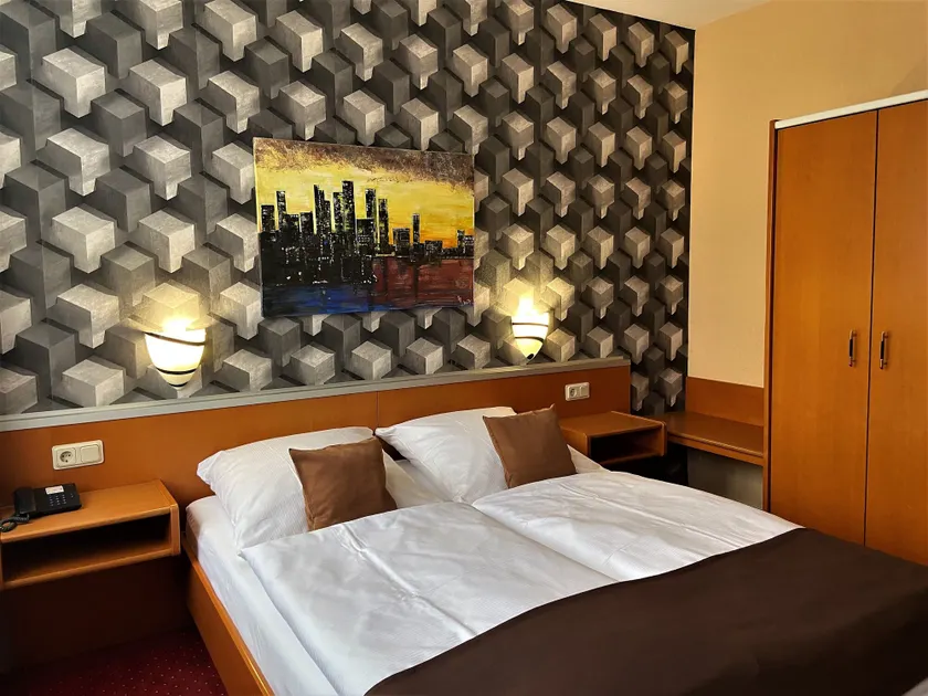 Hotel Stadt Hamburg am Fluss Saarbrücken - Image 1