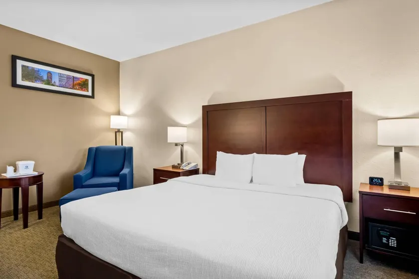 Quality Suites Irving-Las Colinas - Image 1