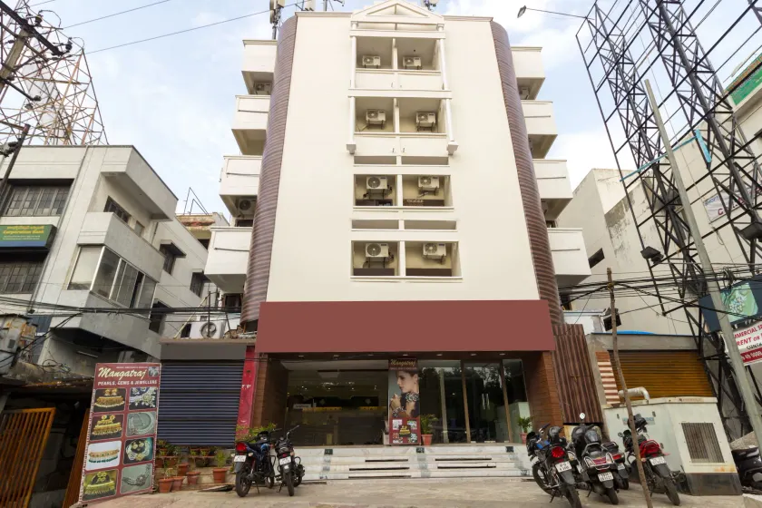OYO 6651 Hotel Srujana Stay Inn - Image 1