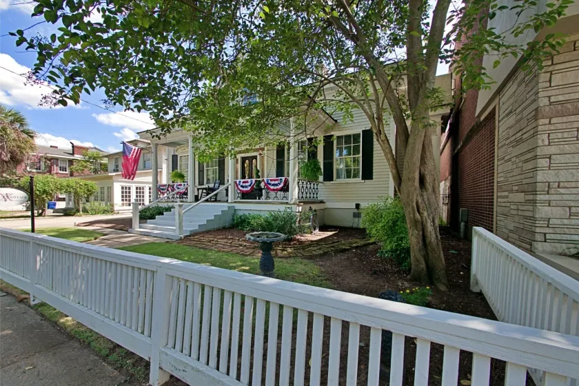 Chesnut Cottage Inn - Image 1