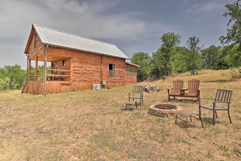 Chic Thorndale Cabin w/ Fire Pit & Fishing Pond - Image 1