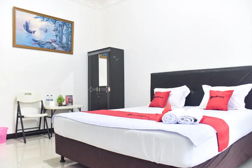 RedDoorz near Sultan Hasanuddin Airport 2 Makassar - Image 1