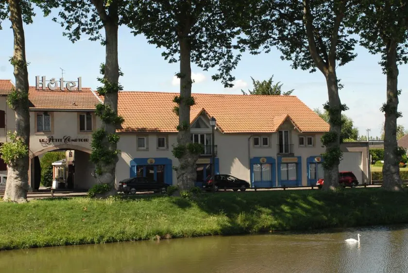 Logis Hôtel Les Pages - Image 1