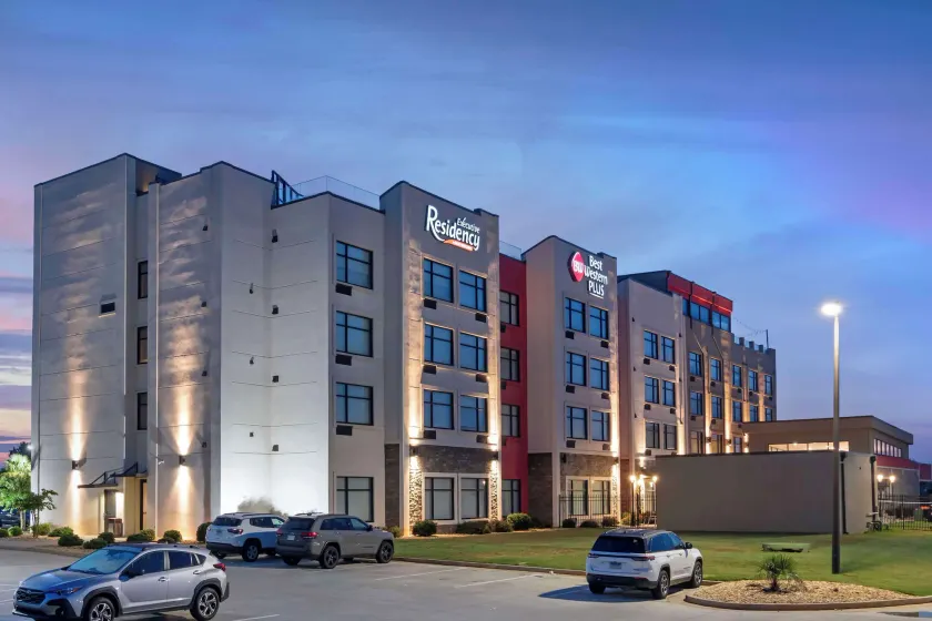 Best Western Plus Executive Residency Rigby's Water World Hotel - Image 1