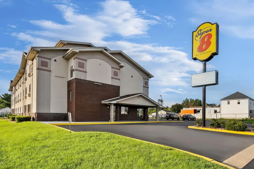 Super 8 by Wyndham New Castle - Image 1
