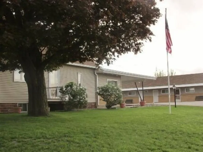 Elms Motel - Image 1
