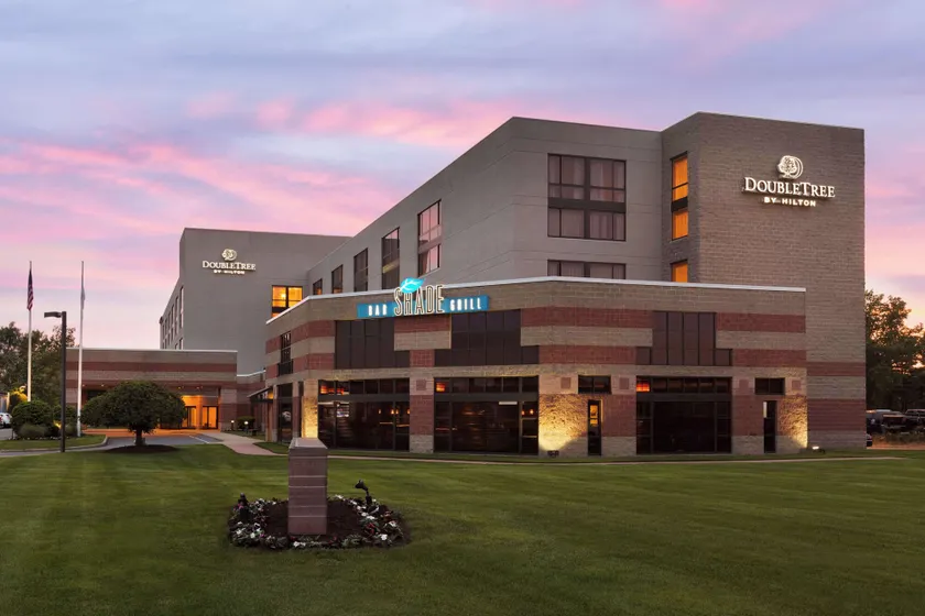 DoubleTree by Hilton Hartford - Bradley Airport - Image 1