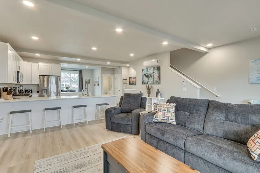 Columbia River Views: Spacious Hammond Getaway! - Image 1