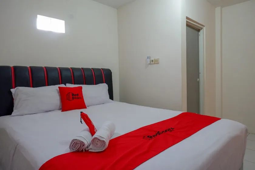 RedDoorz Syariah near GOR Satria 4 - Image 1