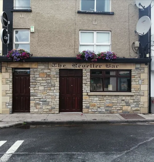 Reveller Bar Lodgings - Image 1