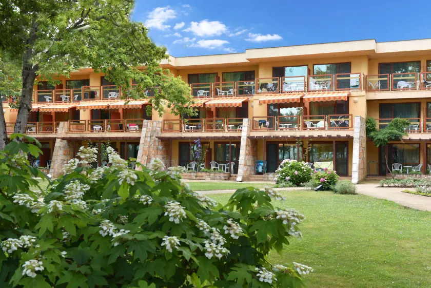 Les Magnolias Hotel - Image 1