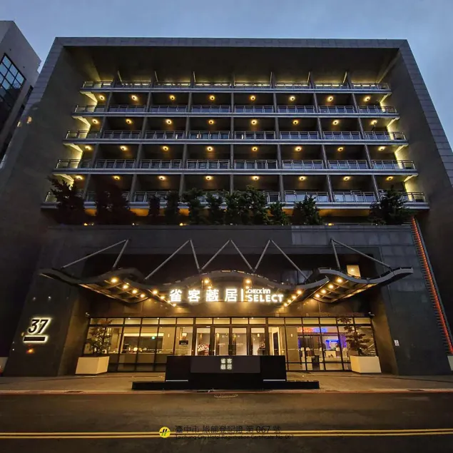 CHECK inn SELECT Taichung Dadun - Image 1