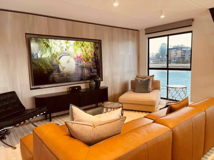 Luxury Penthouse Houseboat n the Heart of the City - Image 1