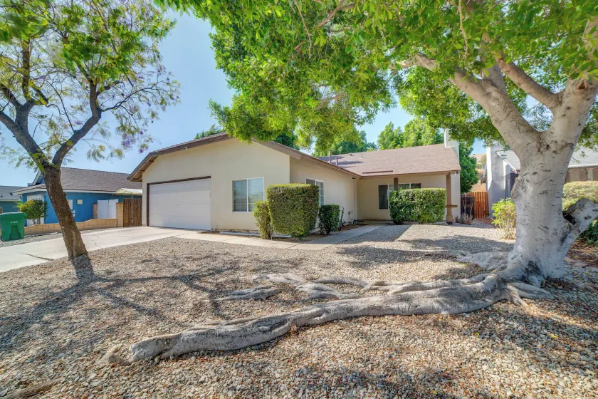 "Chambray" Moreno Valley - Stunning 4 bd, 2 ba home with AC and laundry - Image 1