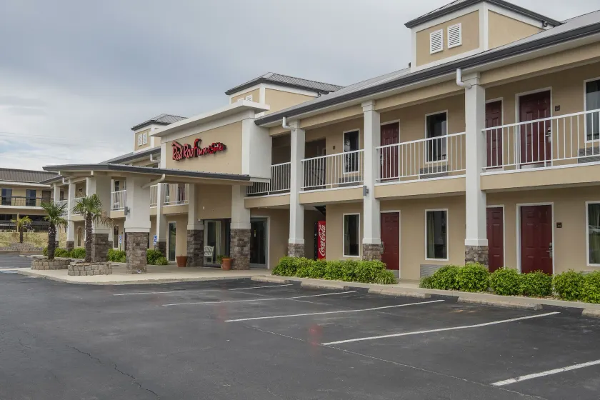Red Roof Inn & Suites Calhoun - Image 1