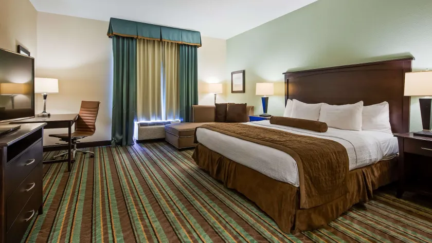 Best Western Plus Chain of Lakes Inn & Suites - Image 1