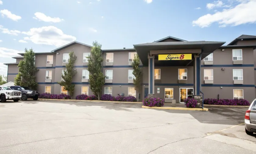 Super 8 by Wyndham Whitecourt - Image 1