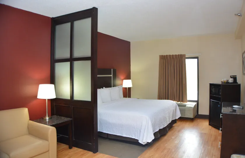 Red Roof Inn PLUS+ & Suites Chattanooga - Downtown - Image 1