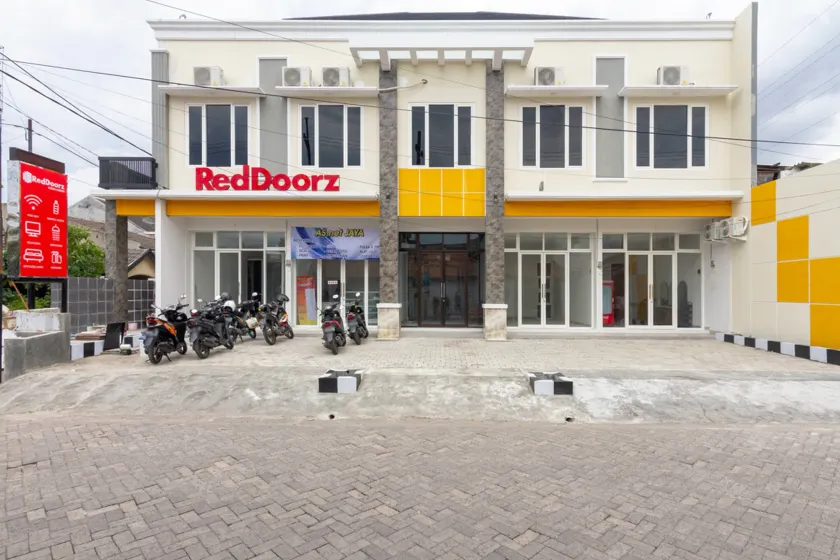 RedDoorz Syariah @ Kebraon - Image 1