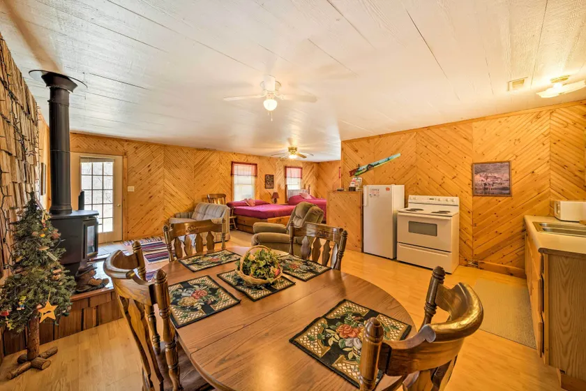 'The Burgundy Cabin' Iowa Retreat: Pond & Fire Pit - Innenbereich