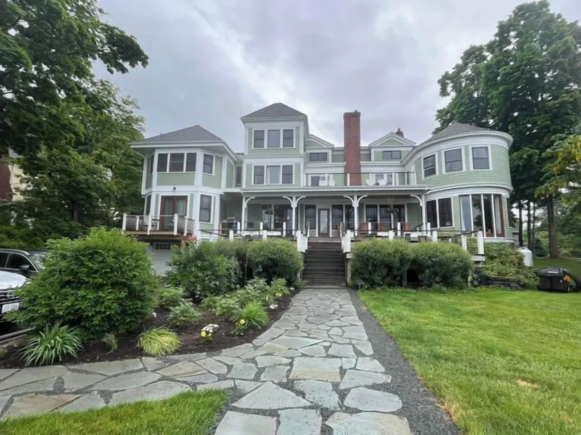 Saltair Inn Waterfront B&B - Image 1