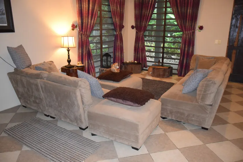 Hokhmah Heart Hotel - Coin salon dans le hall